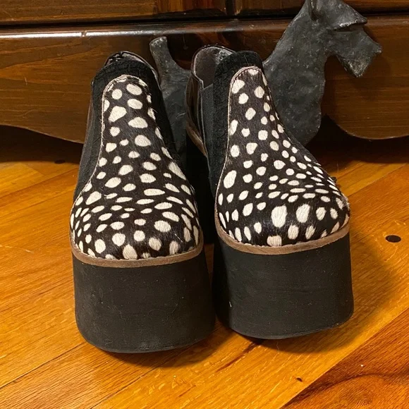 Stylish Black and White Platform Shoes - Picture 1 of 2